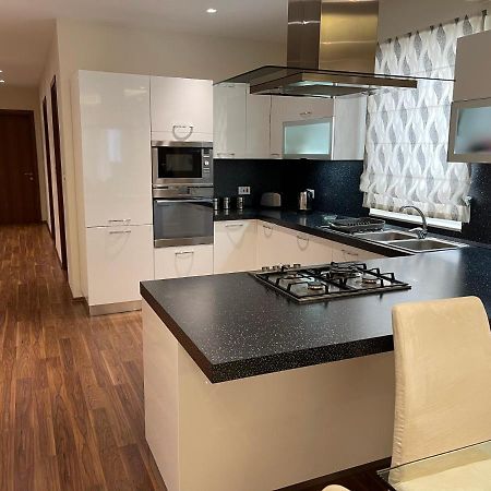 Modern Finished Apartment With Natural Light Сейнт Полс Бей Екстериор снимка