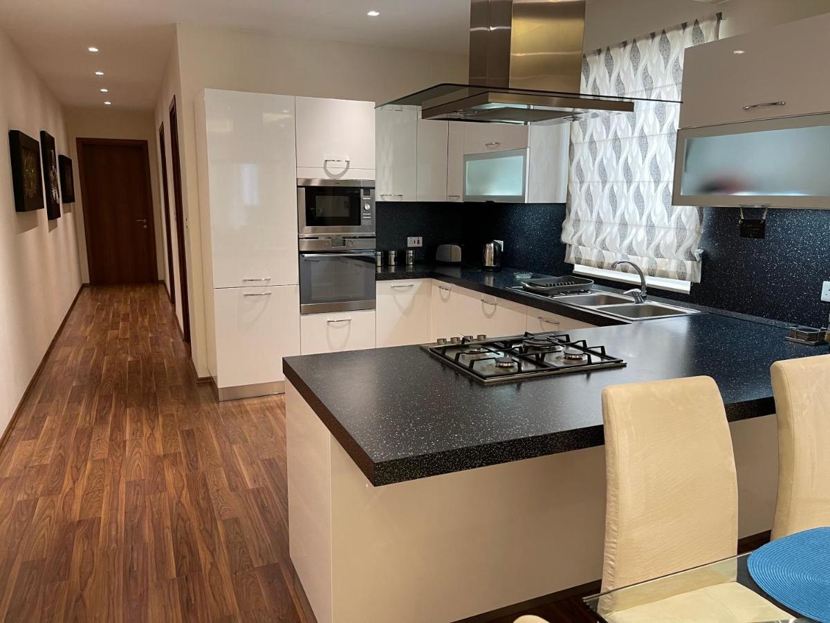 Modern Finished Apartment With Natural Light Сейнт Полс Бей Екстериор снимка
